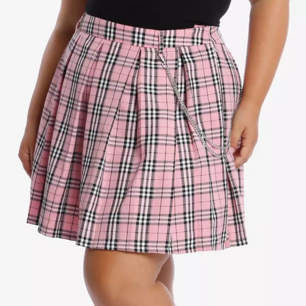 Hot Topic pink pleated skirt